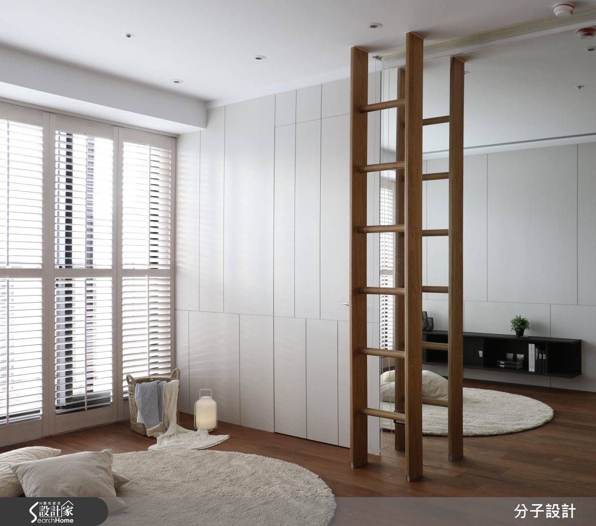 設計師以大量木元素與石材井然有序的鋪排在 85 坪空間